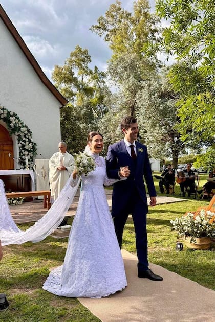 La felicidad de Marcos y Florencia tras dar el "sí, quiero". El vestido de la novia fue obra de la diseñadora Malena Di Gloria