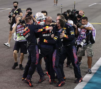 La felicidad de Max Verstappen con los mecánicos de Red Bull al término de la carrera
