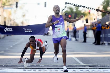 La felicidad de Nathan Martin, segundo estadounidense de la historia en ganar la Maratón de Los Ángeles