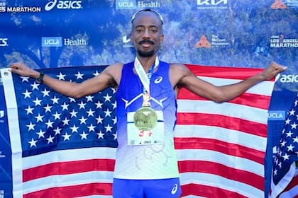 La felicidad de Nathan Martin, segundo estadounidense de la historia en ganar la Maratón de Los Ángeles