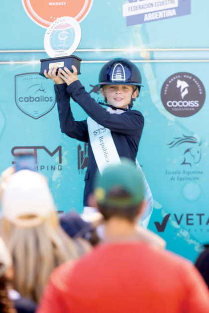 La felicidad de Olympia con el trofeo en alto