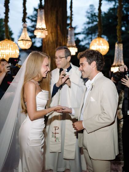 La felicidad de Pardo y Cabré al momento de los votos matrimoniales y el intercambio de anillos
Fotos: @mauriciogaray_