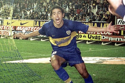 Riquelme sumó 8 asistencias para los 30 goles que marcó Boca en la Copa Libertadores 2000; en este caso, celebra el penal del 2-0 parcial a River, en la noche de la eliminación al clásico rival.