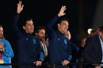 La felicidad de Scaloni al llegar a la Argentina; recorrida en micro de la selección argentina desde el aeropuerto al predio de Ezeiza