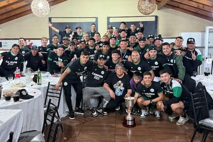 La felicidad del plantel de Camioneros, que se ilusiona con seguir subiendo en el fútbol argentino