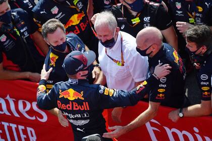 La felicidad y el alivio de la plana mayor de Red Bull Racing después de la victoria de Max Verstappen: Christian Horner, Helmut Marko y Adrian Newey dialogan con el piloto neerlandés que firmó una contundente victoria en el Gran Premio 70 aniversario de la Fórmula 1 