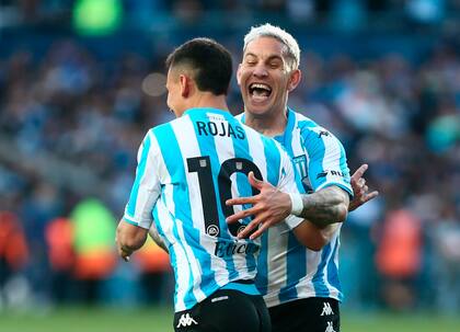 La felicitación de Copetti para Matías Rojas, que anotó el gol de Racing el domingo; el delantero quedó en el ojo del huracán al no ejecutar el segundo penal