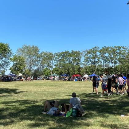 La feria de artesanos está disponible los sábados y domingos (Foto: Instagram @feria.uribelarrea)