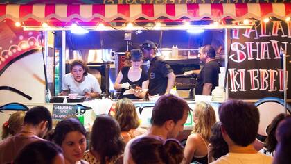 La feria de los food trucks, a pleno, en el Hipódromo de Palermo