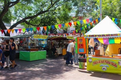 La Feria de San Telmo es una feria de antigüedades que se realiza cada domingo en la Ciudad de Buenos Aires