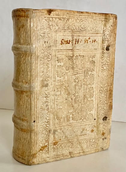 La Feria del Libro Antiguo se puede visitar de miércoles a domingo, de 14 a 20, en el Palacio Libertad, con entrada libre y gratuita