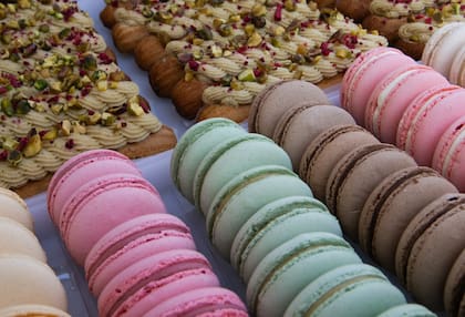 La feria reunirá propuestas vinculadas con el savoir-faire francés, con opciones de boulangerie, pastelería, quesos, chocolates, productos gourmet, platos tradicionales y especialidades dulces y saladas