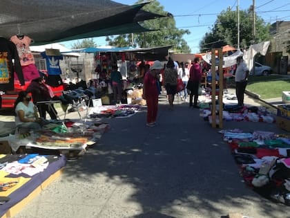 La feria Santa Marta abre martes y viernes y se extiende por mas de 10 cuadras; anteriormente se ubicaba en la plaza de nombre homónimo