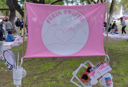 La Feria Swiftie se realiza dos veces al mes y ofrece todo tipo de productos relacionados con Taylor Swift