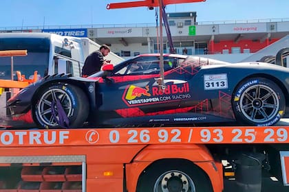 La Ferrari 296GT3 promocionada por Verstappen terminó su entrenamiento en el circuito de Nurburgring a bordo de una grúa, cuando era conducida por otro piloto.