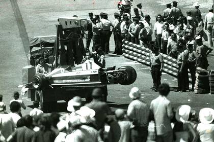 La Ferrari 312 T3 del sudafricano Jody Scheckter perdió una rueda y provocó un espectacular accidente en el que se involucraron cinco autos y demoró más de una hora la reanudación de la carrera