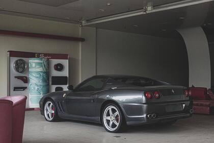 La Ferrari 575 detenida junto a una vitrina de accesorios de la concesionaria