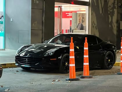 La Ferrari California estacionada en la puerta de la oficina de Vallejo.
