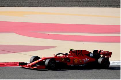 La Ferrari de Charles Leclerc a pleno en Bahréin