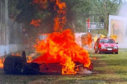La Ferrari de Gerhard Berger es una bola de fuego, tras impactar en la curva de Tamburello; el piloto austríaco estuvo 23 segundo entre las llamas hasta ser rescatado por los socorristas