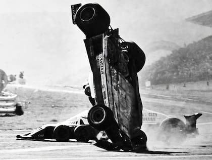 La Ferrari de Gilles Villeneuve terminó contra el guardrrail: hubo dos muertos en Fuji