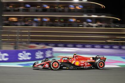 La Ferrari de Oliver Bearman gira en la noche árabe