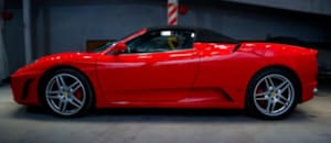 Subastaron una Ferrari y dos camionetas de una banda narco