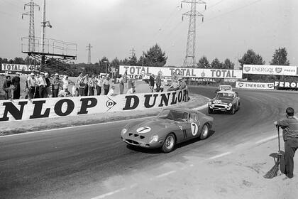 La Ferrari participando de las 24 Horas de Le Mans el 24 de junio de 1962 - Mike Parkes / Lorenzo Bandini, SpA Ferrari SEFAC, chassis no. 3765 (#7)