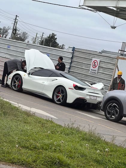 La Ferrari que fue chocada en la colectora de la Panamericana en el ramal Pilar