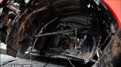 La Ferrari sufrió importantes daños en el choque (Foto: DailyMail)