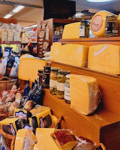 La fiambrería de Proveedurías Argentinas siempre está bien equipada.