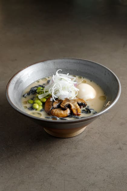 La fibra soluble del konjac también es capaz de absorber una cantidad significativa de agua, expandiéndose en el estómago y promoviendo una sensación de saciedad