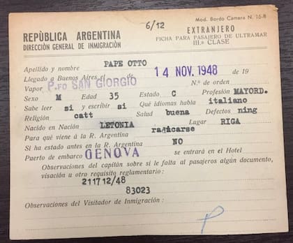 La ficha para pasajero de ultramar que utilizó Priebke para ingresar a la Argentina, bajo el nombre ficticio de Otto Pappe; decía ser mecánico