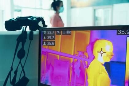 La fiebre es uno de muchos síntomas del coronavirus. También es posible estar infectado y no tener fiebre