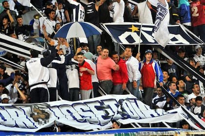 La Fiel fue indicada como la que apretó al plantel de Talleres