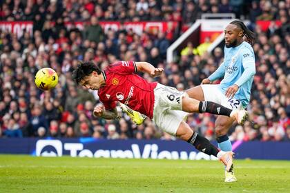 La fiereza de Lisandro Martínez para defender el triunfo de Manchester United sobre Manchester City, ante el asedio de Antoine Semenyo