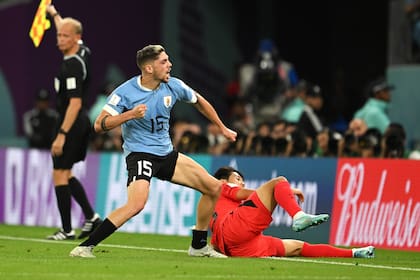 La fiereza de Valverde: así festeja el uruguayo luego de quitarle la pelota al surcoreano Kangin Lee en el Mundial de Qatar.
