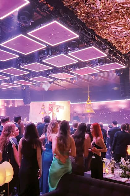 La fiesta comenzó a las siete de la tarde y se extendió hasta las cuatro de la madrugada.