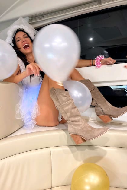 La fiesta comenzó con un paseo en bote y luego continuó en un party bus. "Después nos fuimos a bailar a un boliche y volvimos a las ocho de la mañana", contó Escudero al día siguiente.