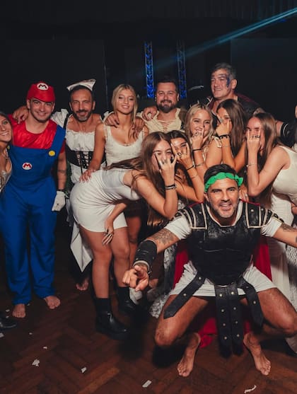 La fiesta contó con todos los lujos: cotillón con disfraces, pantallas LED y gastronomía en vivo