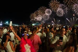 La fiesta de año nuevo atrae a millones de personas a las playas de Copacabana y alrededores
