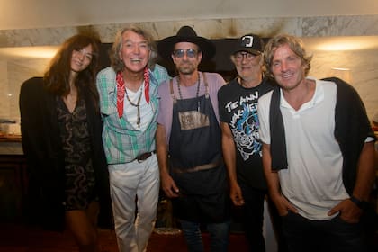 La fiesta en Punta del Este fue el reencuentro después de dos años de pandemia donde Pancho Dotto vivió en El Refugio, su casa en Entre Ríos. En la foto, con el empresario Osvaldo Brucco (dueño de Happening, Gardiner y Tequila) y su novia, "La China" Bernardo, además de Paco Mayorga y el chef Martín Klaric.  