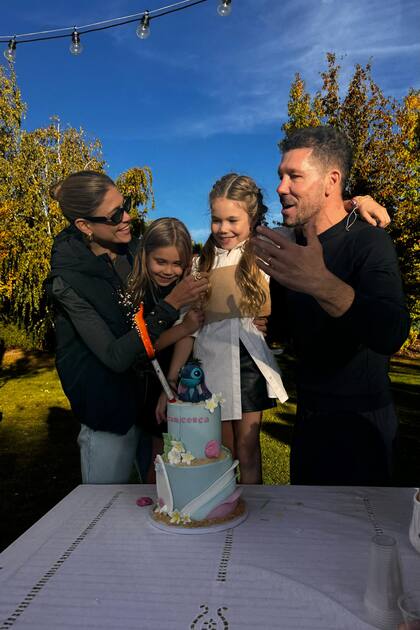 La fiesta fue en la fabulosa casa familiar ubicada en La Finca, en Pozuelo de Alarcón, al noroeste de Madrid; comenzó a las 3 de la tarde y terminó a las 12 de la noche.