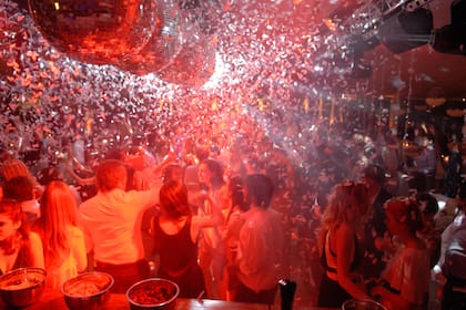 La fiesta se extendió hasta el amanecer.