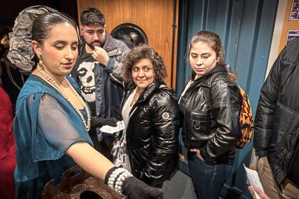 La fiesta teatral comienza en el ingreso a la sala