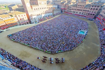 La fiesta tradicional de Siena reúne multitudes en la Plaza del campo. Gentileza del Consorzio per la Tutela del Palio di Siena.