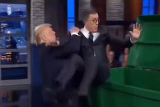 Trump publicó un video hecho con IA en el que tira a la basura a Stephen Colbert