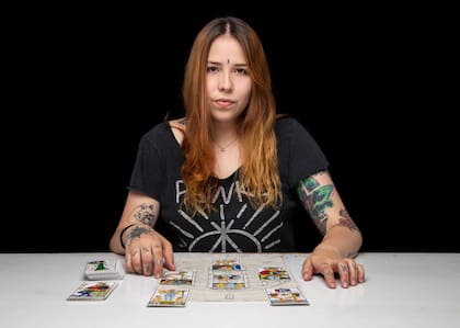 “La figura de bruja hoy volvió para quedarse", dice Laura Duque (23), gastronómica y practicante del tarot