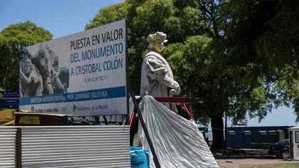 La figura de Colón y otras piezas de la escultura, a la espera de ser emplazadas frente al Aeroparque