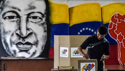 La figura de Hugo Chávez en las mesas de votación, todo un símbolo del déficit democrático en Venezuela